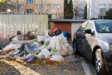 Cluj Napoca, Romanya - 25 Ekim 2019: Romanya 'nın Cluj Napoca kentindeki banliyölerde toplanmamış çöp. 
