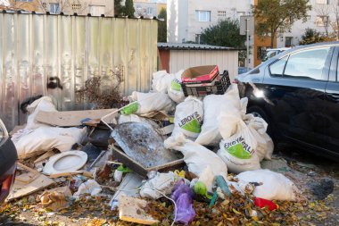 Cluj Napoca, Romanya - 25 Ekim 2019: Romanya 'nın Cluj Napoca kentindeki banliyölerde toplanmamış çöp. 