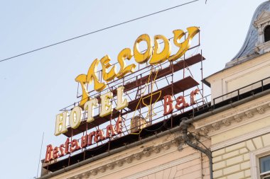 Cluj Napoca, Romanya - 25 Ekim 2019: Romanya 'nın Cluj Napoca kentinde Melody Hotel Bar ve Neon Restoranı tabelası. 
