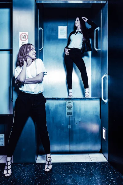 어두운 엘리베이터에서 여자의 리프트 — 스톡 사진