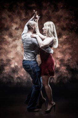 Genç ve sakar çift Karayip Salsa 'sı yapıyor.