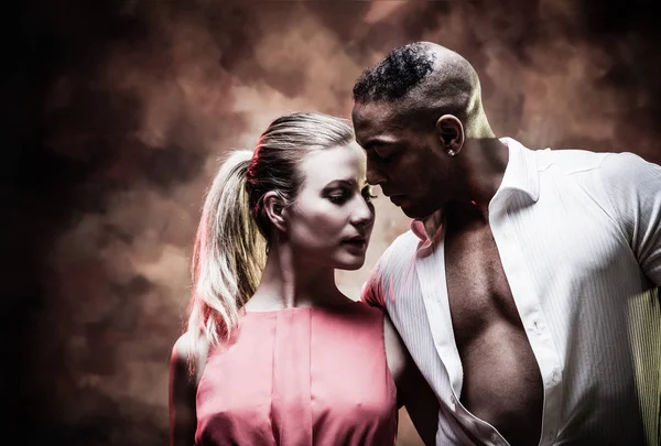 Joven y sexy pareja baila salsa caribeña —  Fotos de Stock