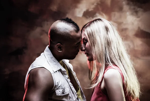 Young and sexy couple dances Caribbean Salsa — Stock Photo, Image