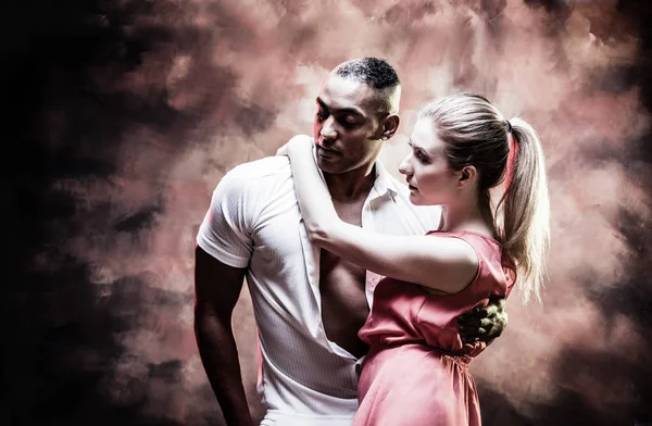 Giovani e sexy coppia balla Caraibi Salsa — Foto Stock