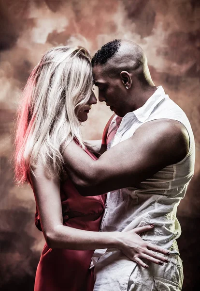 Jovens e sexy casal danças Caribe Salsa — Fotografia de Stock