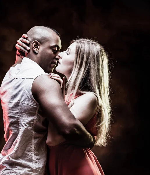 Young and sexy couple dances Caribbean Salsa — Stock Photo, Image