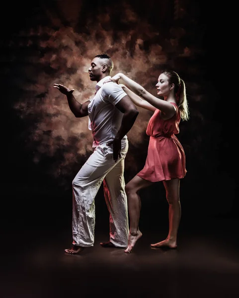 Young and sexy couple dances Caribbean Salsa — Stock Photo, Image