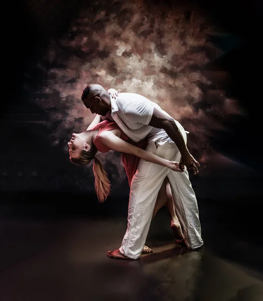 Young and sexy couple dances Caribbean Salsa — Stock Photo, Image