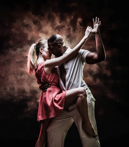 Young and sexy couple dances Caribbean Salsa — Stock Photo, Image