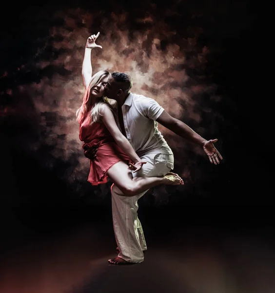 Young and sexy couple dances Caribbean Salsa — Stock Photo, Image