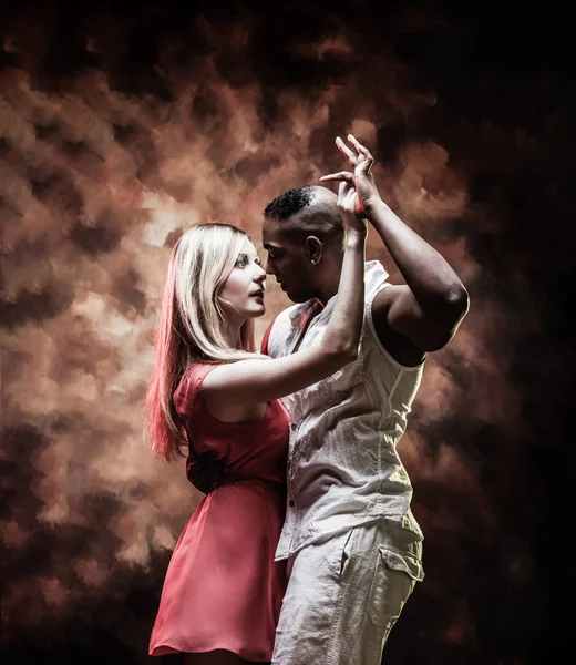 Молодая и сексуальная пара танцует Карибскую сальсу — стоковое фото