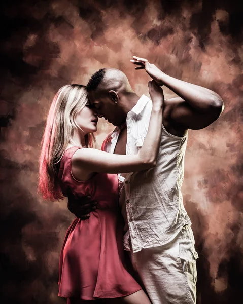 Giovani e sexy coppia balla Caraibi Salsa — Foto Stock