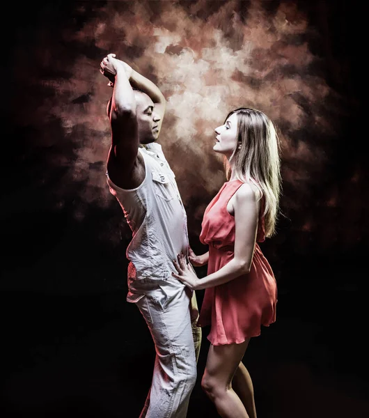 Young and sexy couple dances Caribbean Salsa — Stock Photo, Image