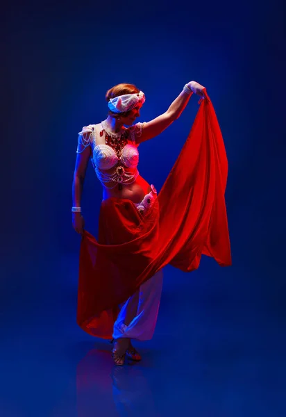 Beautiful oriental dancer in a white pearl costume — Stock Photo, Image