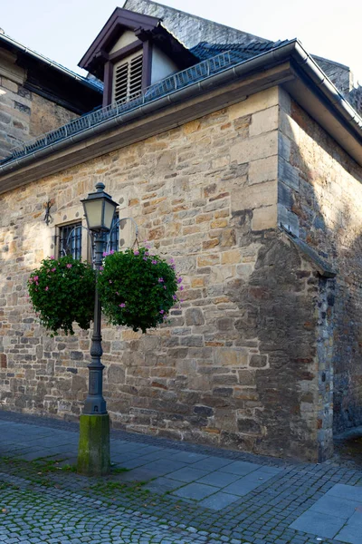 Scène d'automne avec deux vieux lampadaires, d'un ancien fond de maison murale en pierre . — Photo