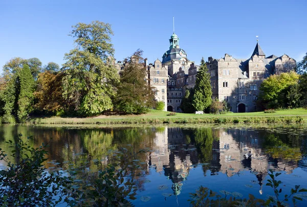 Castle Bueckeburg reflecting in the moat. Germany — Stock Photo, Image