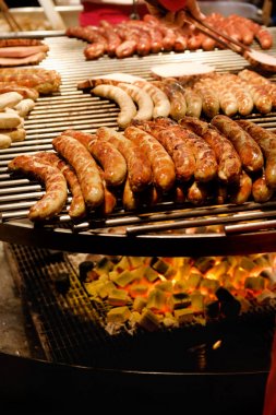Sosis ve ızgara et büyük yuvarlak barbekü