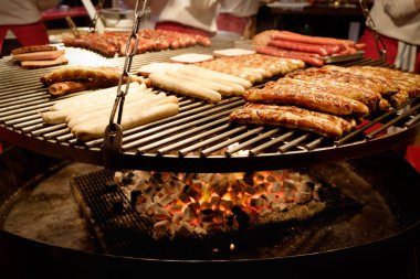 Sosis ve ızgara et büyük yuvarlak barbekü