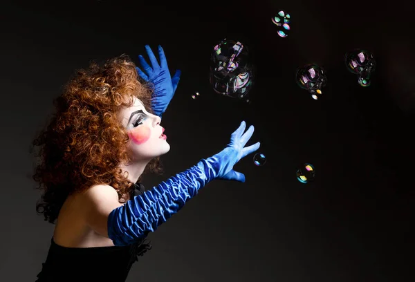 Woman mime with theatrical makeup and soap bubbles. — Stock Photo, Image