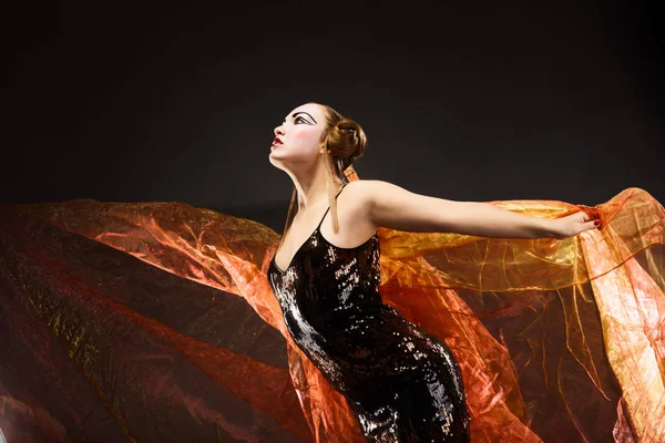 Portret tańczącej młodej kobiety z tkaniną latającą — Zdjęcie stockowe