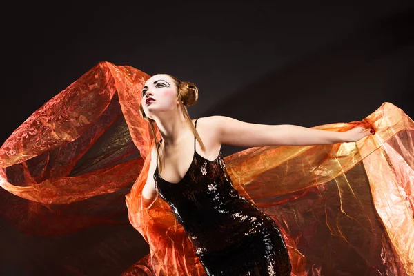 Uçan kumaşla dans eden genç bir kadının portresi. — Stok fotoğraf