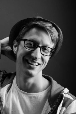 Genç adam portresi. Gri arka plana yakın yüz