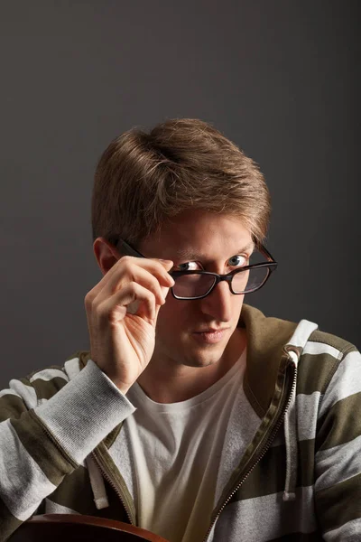 Young mansporträtt. Närbild ansikte mot grå bakgrund — Stockfoto