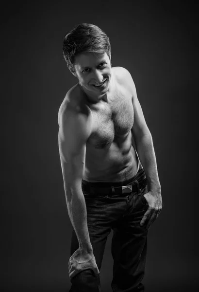 Retrato de cuerpo entero de un joven sexy en jeans y sin camisa posando en el estudio . —  Fotos de Stock