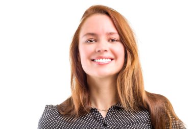 Kendine güvenen genç bir kadının portresi izole edilmiş beyaz arka plan