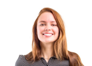 Kendine güvenen genç bir kadının portresi izole edilmiş beyaz arka plan