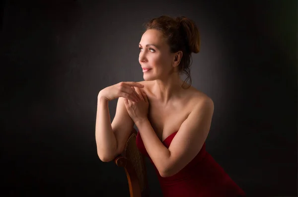 Retrato de uma sensual mulher de cinquenta anos em fundo estúdio cinza — Fotografia de Stock