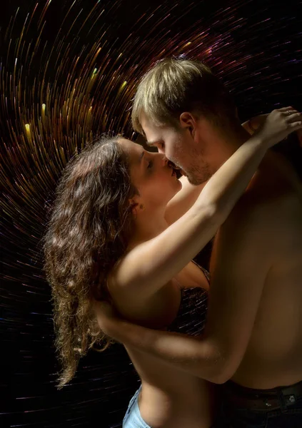 Amantes desnudos besándose con pasión — Foto de Stock