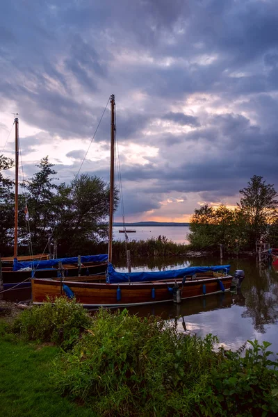 Amazing summer evening landscape with group of drifting yachts on a lake. — Stock Photo, Image