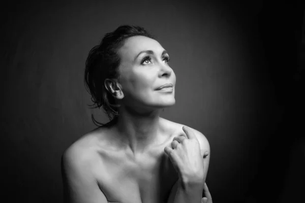 Portrait d'une femme sensuelle de cinquante ans sur fond de studio gris. Plan monochrome . — Photo