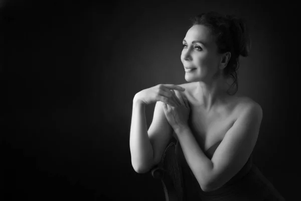 Retrato de una sensual mujer de cincuenta años sobre fondo gris del estudio. Monocromo tiro . — Foto de Stock