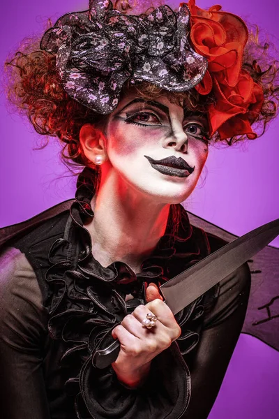 A closeup of a scarier clown female Holding Knife — Stock Photo, Image