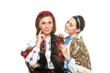 Geleneksel Ukrayna tarzında yetişkin kadın portresi