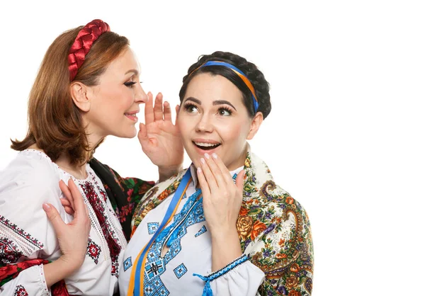 Porträtt av vuxen kvinna i traditionell ukrainsk stil — Stockfoto