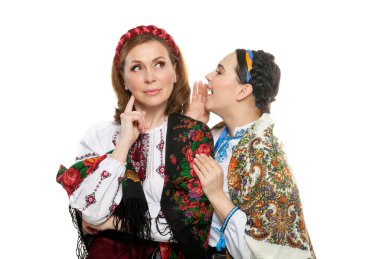 Geleneksel Ukrayna tarzında yetişkin kadın portresi