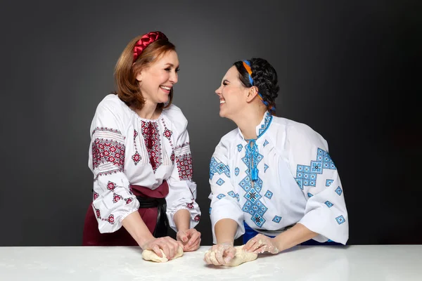 Duas mulheres adultas em estilo ucraniano tradicional. Cozinhar varenyky ucraniano. Serie. . — Fotografia de Stock