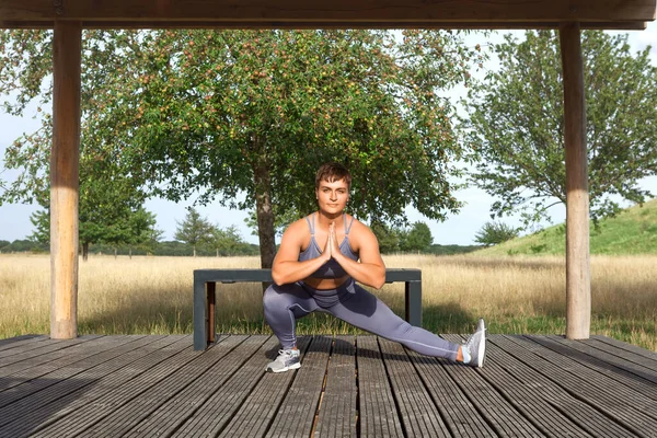 Hübsche Frau macht Yoga-Übungen im Park — Stockfoto