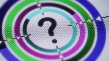 Soru simgesi üstünde belgili tanımlık perde. Döngü.