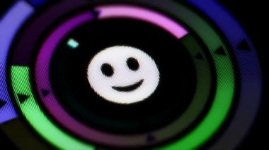 Gülümsemek kutsal kişilerin resmi üstünde belgili tanımlık perde. Döngü.