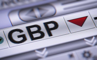 İngiliz Lirası üstünde belgili tanımlık perde. Aşağı.