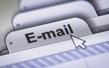 Eğe üstünde belgili tanımlık perde.