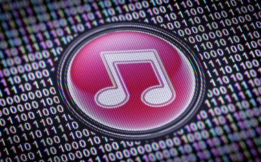 İkili kodla çevrili ekranda müzik nota simgesi