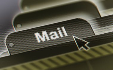 Bilgisayar ekranında posta klasörü yazıt