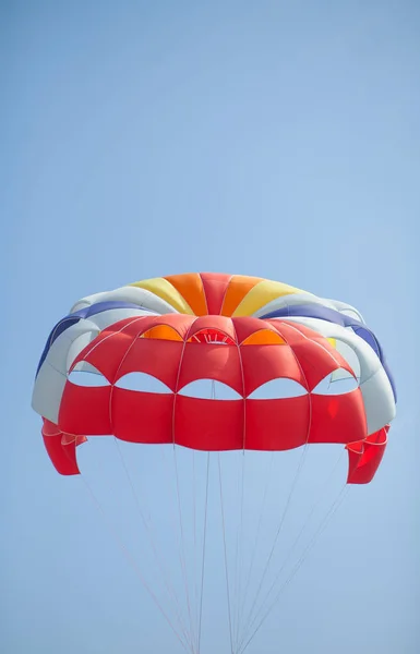 하늘에서 완전히 열린된 낙하산 — 스톡 사진