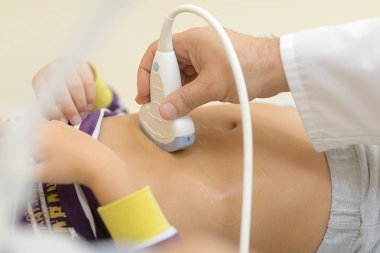 Doktor hasta ultrason için bakar