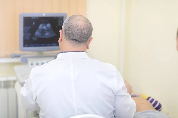 Doktor hasta ultrason için